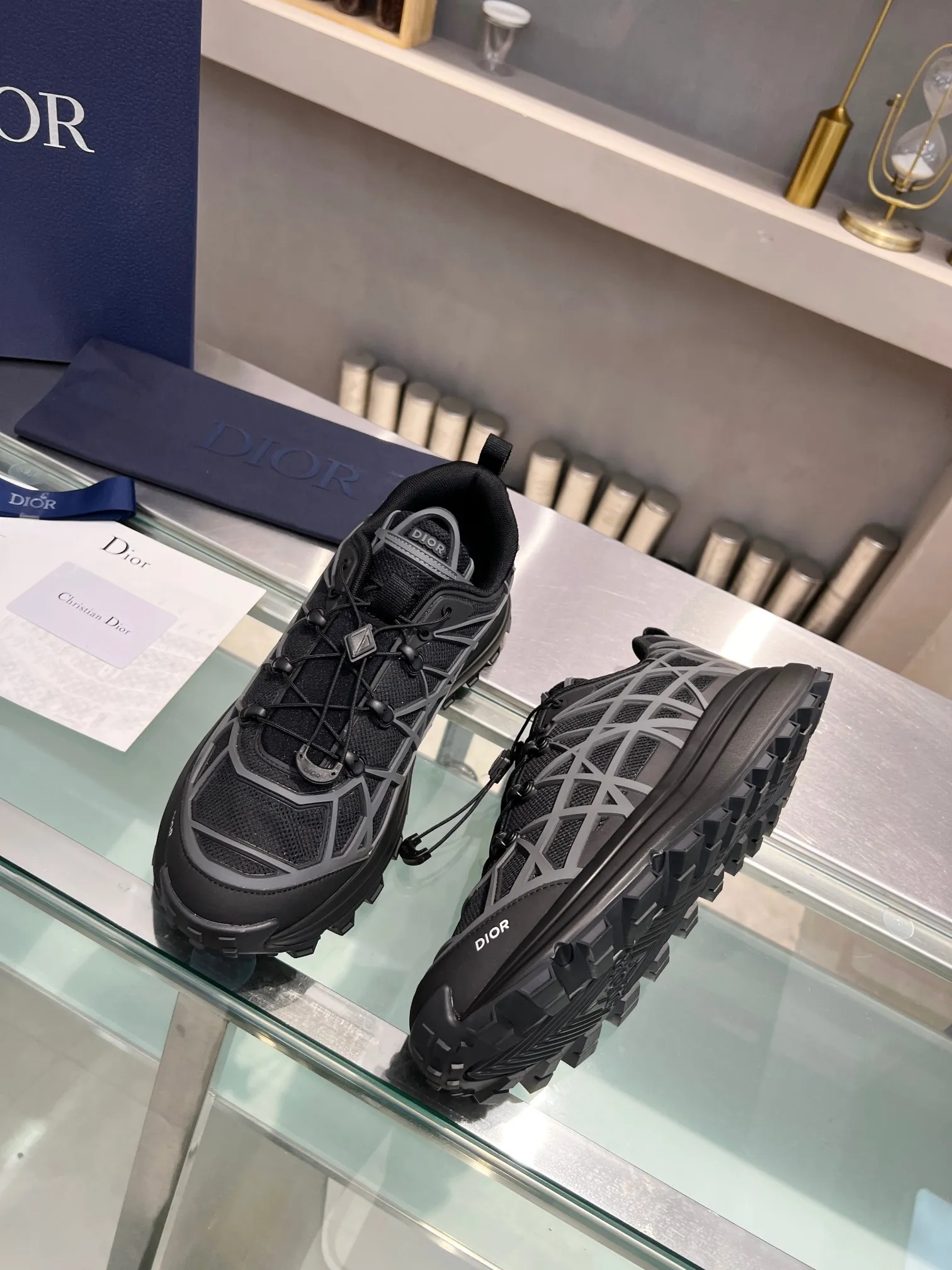 👟👟Ex-factory price 640👟👟 Dior 2023 new style 🆕Low-top B31 Runner sneakers Material: Carefully made of imported mesh fabric, with curved rattan plaid injection molded rubber to enhance the style, a new interpretation of classic patterns, highlighting a futuristic style. Di~r logos adorn the tongue and front, perforations accentuate the hiking style, and a CD Diamond drawstring adds technical appeal. The textured, notched platform is crafted from rubber for optimal traction, and a reinforced heel adds to the comfort. Can be paired with sportswear and casual outfits to create a sophisticated look. Size: Male 39-45 (female size will be released later)